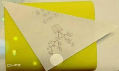 将卡纸剪成大小合适的三角形,如图